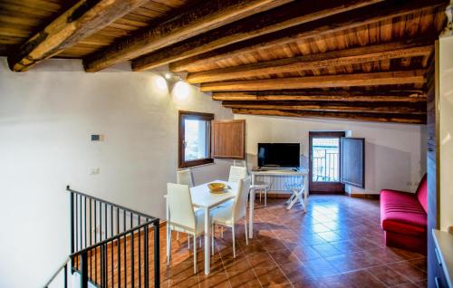 Μια τηλεόραση ή/και κέντρο ψυχαγωγίας στο 2 Bedroom Nice Home In Gangi