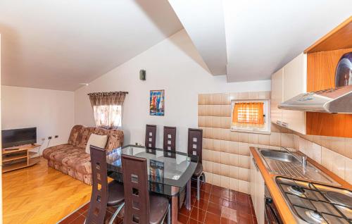 Posezení v ubytování Two-Bedroom Apartment In Kastel Kambelovac