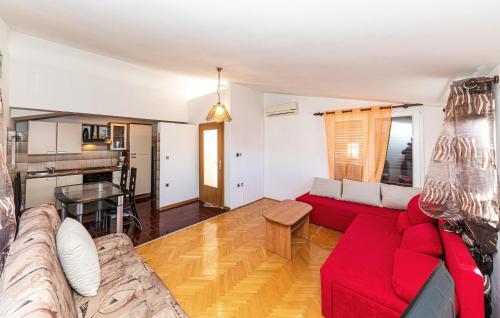 Kuchyň nebo kuchyňský kout v ubytování Two-Bedroom Apartment In Kastel Kambelovac