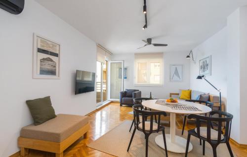 3 Bedroom Nice Apartment In Omis