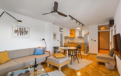 3 Bedroom Nice Apartment In Omis