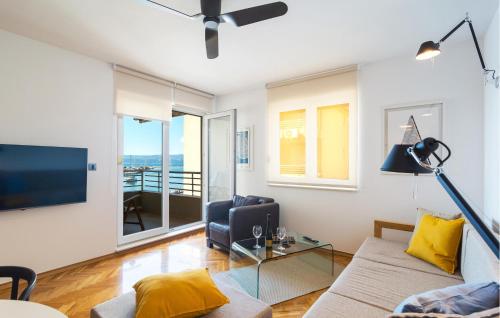 TV/trung tâm giải trí tại 3 Bedroom Lovely Apartment In Omis