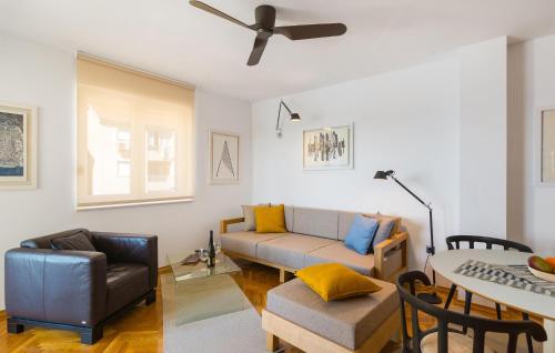 3 Bedroom Nice Apartment In Omis