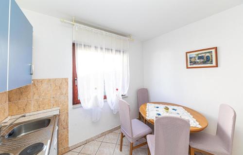Two-Bedroom Apartment In Kastel Kambelovac