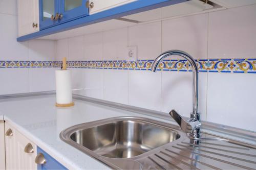 um lavatório de aço inoxidável numa cozinha branca em El Deseo de la Vega em El Burgo de Osma