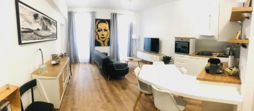 salon z kuchnią i jadalnią w obiekcie Lilli's Home w mieście Ascoli Piceno