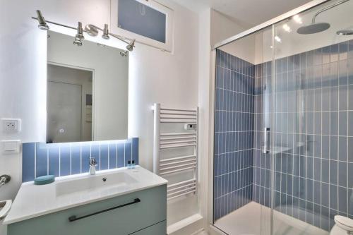 une salle de bain avec une douche, un lavabo et un miroir dans l'établissement Lovely 1 BR Flat with balcony near metro line 10, à Boulogne-Billancourt