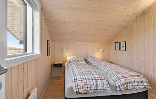 twee bedden in een kleine kamer met een raam bij Stunning Home In Haarby With Kitchen in Hårby