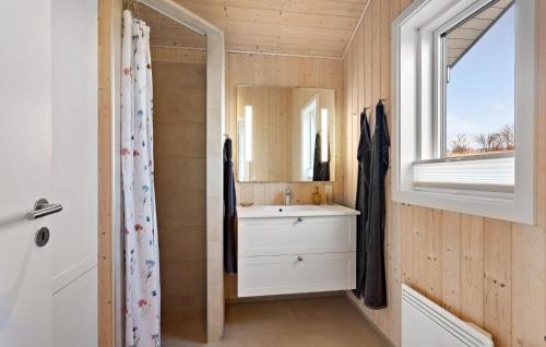 een badkamer met een wastafel en een spiegel bij Stunning Home In Haarby With Kitchen in Hårby