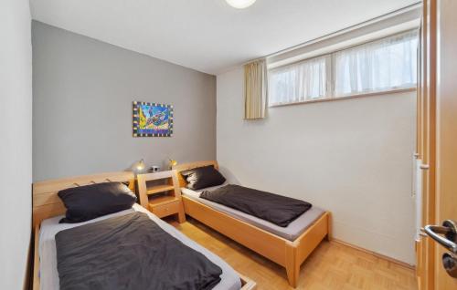 Ένα ή περισσότερα κρεβάτια σε δωμάτιο στο Beautiful Home In Haren With Kitchen