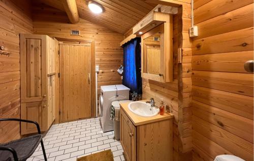 ein Badezimmer mit einem Waschbecken und einem WC in einem Blockhaus in der Unterkunft Cozy Home In Venabygd With Sauna in Venabygd