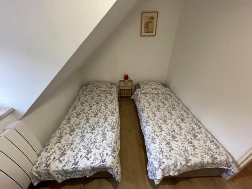 Cette chambre mansardée dispose de 2 lits et d'une literie. dans l'établissement P55 3 pièces lumineux et calme sur les toits LOCATION MOBILITÉ 1 MOIS MINIMUM, à Strasbourg