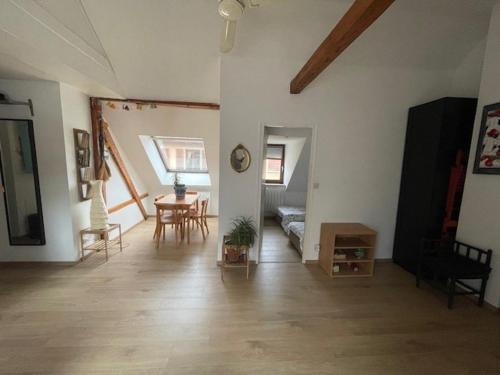 un salon avec un canapé et une table dans l'établissement P55 3 pièces lumineux et calme sur les toits LOCATION MOBILITÉ 1 MOIS MINIMUM, à Strasbourg