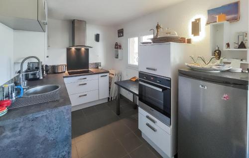 une cuisine avec un évier et une cuisinière four supérieur dans l'établissement Beautiful Home In Vic-La-Gardiole, à Vic-la-Gardiole