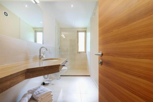 La salle de bains est pourvue d'un lavabo, de toilettes et d'une douche. dans l'établissement Ausserglieshof Wohnung Weißkugel, à Malles Venosta