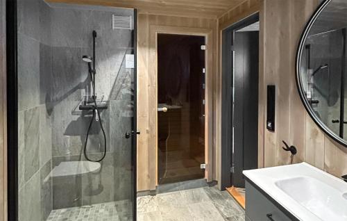 La salle de bains est pourvue d'une douche, d'un lavabo et d'un miroir. dans l'établissement Awesome Home In Flesberg With Wifi, à Lampeland
