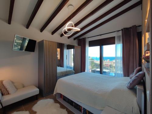 ネオス・マルマラスにあるTHEASIS Luxury Panoramic Penthouseのベッドルーム1室(ベッド1台、大きな窓付)