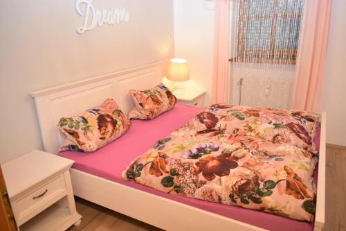 um quarto com uma cama com um colchão rosa em Bayerwaldtraum em Hauzenberg