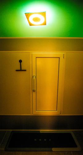a kitchen with a green ceiling and a cabinet at B&B AntiQua & Qook in Tongeren
