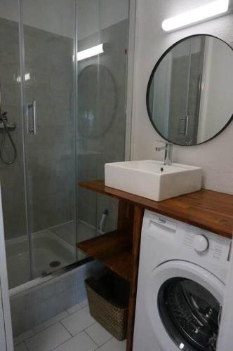 La salle de bains est pourvue d'un lave-linge et d'un miroir. dans l'établissement Sur port de Carnon / Palavas charmant petit studio, à Mauguio