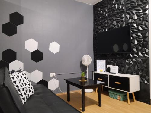 ein schwarz-weißes Schlafzimmer mit einer schwarz-weißen Wand in der Unterkunft Nice 1BR Condo Unit by Lee Portum in Marilao