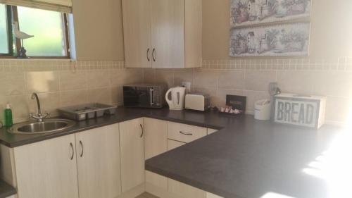 Dapur atau dapur kecil di Bluewater Beachfront Guest House