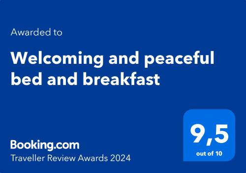 una señal azul con las palabras bienvenida y tranquilidad bed and breakfast en Welcoming and peaceful bed and breakfast, en Fougerolles-du-Plessis