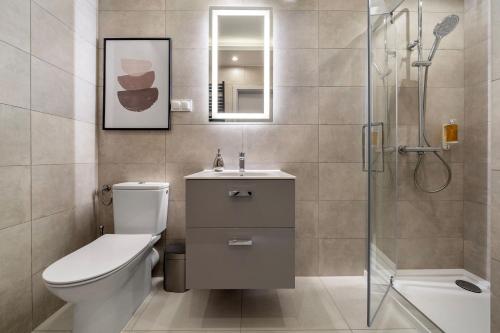 a bathroom with a toilet and a shower at RentPlanet - Apartamenty Zakopiańskie in Zakopane