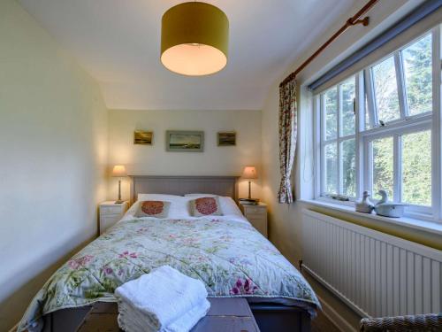 1 dormitorio con cama y ventana grande en 3 Bed in Great Ryburgh KT143 en Great Ryburgh