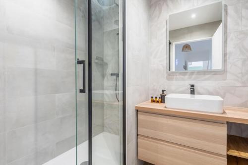 une salle de bain avec un lavabo et une douche dans l'établissement Le Prague - Parking - Disneyland - Balcon, à Montévrain