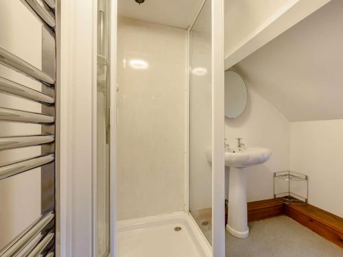 uma casa de banho com um chuveiro e um lavatório. em 1 bed property in Allonby 28790 em Allonby