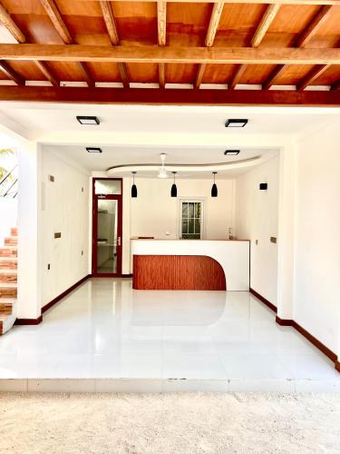 an open living room with a wooden ceiling at Vilu Residence in Maamigili