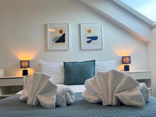 um quarto com uma cama com toalhas em Stunning Town Centre Penthouse w/ Sea Views em Penzance