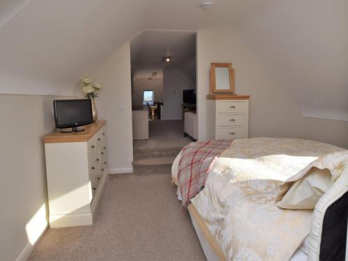um quarto com uma cama e uma televisão numa cómoda em 1 Bed in Blandford Forum 28964 