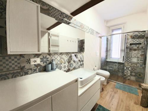 La salle de bains est pourvue d'un lavabo et de toilettes. dans l'établissement Cave Apartment, à Rome