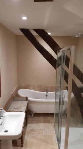 une salle de bain avec une baignoire et un lavabo dans l'établissement Big 4 bedroom property in the grounds of a Chateau, à Saint-Paul-Lizonne