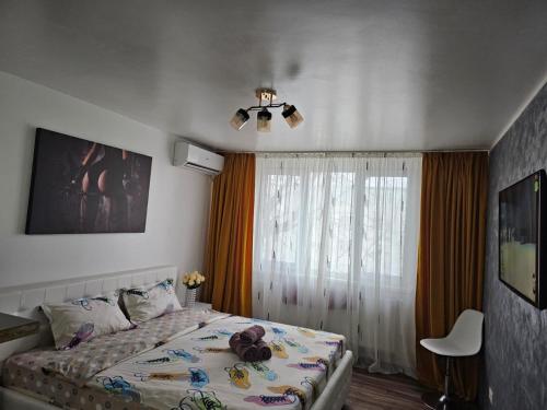 a bedroom with a bed and a window at Vio's Galati Apartment in Galaţi