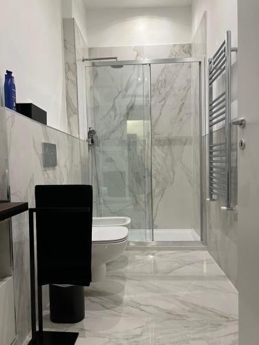 ein Bad mit einer Glasdusche und einem WC in der Unterkunft Luxury apartment Navigli in Mailand