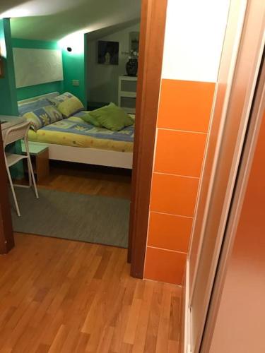 ボローニャにあるB&B A Modo Mioのベッドルーム1室(ベッド1台付)、鏡付きのベッドルーム1室が備わります。
