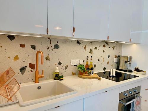 une cuisine avec un évier et un plan de travail dans l'établissement 