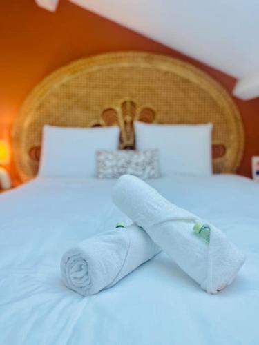 - un lit avec une serviette dans l'établissement 