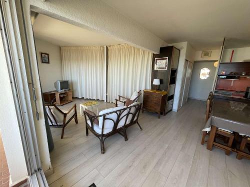 un salon avec une table et des chaises dans l'établissement Studio cabine pour 4 avec piscine et parking à Port Camargue - FR-1-250-207, au Grau-du-Roi