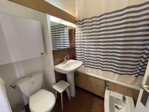 une petite salle de bain avec toilettes et lavabo dans l'établissement Studio cabine pour 4 avec piscine et parking à Port Camargue - FR-1-250-207, au Grau-du-Roi