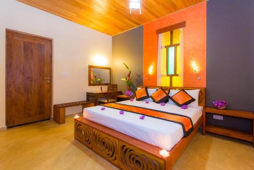 ein Schlafzimmer mit einem großen Bett in einem Zimmer in der Unterkunft Galavilla Boutique Hotel & Spa in Kandy