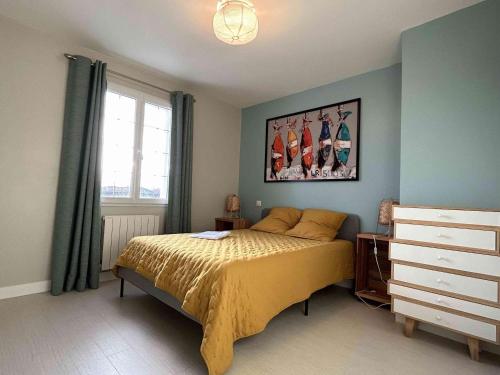 sypialnia z łóżkiem i obrazem na ścianie w obiekcie Maison neuve 8 pers. avec terrasse, 600m de la plage, La Cotinière, Saint-Pierre-d'Oléron - FR-1-246A-185 w mieście Saint-Pierre-dʼOléron