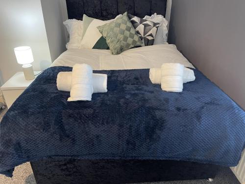 a bedroom with a bed with two towels on it at Beautiful Mordern Apartment with Bathroom in Seacombe