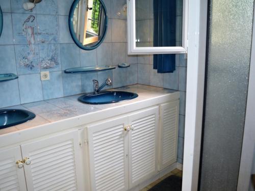 uma casa de banho com 2 lavatórios e um espelho em Maison Argelès-sur-Mer, 3 pièces, 7 personnes - FR-1-225-789 em Argelès-sur-Mer