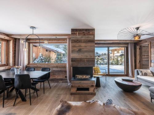 un salon avec une table et une cheminée dans l'établissement Appartement moderne avec espace bien-être et proche télécabine à Megève - FR-1-569-188, à Megève