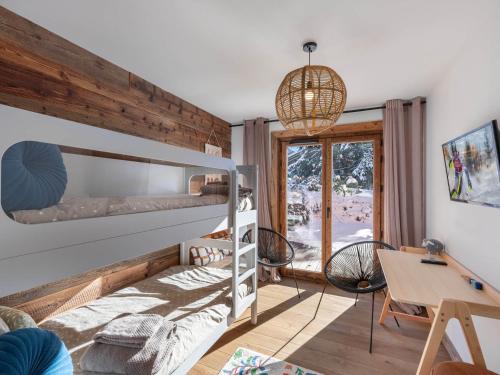 - une chambre avec des lits superposés et un bureau dans l'établissement Appartement moderne avec espace bien-être et proche télécabine à Megève - FR-1-569-188, à Megève
