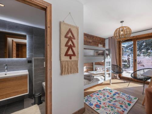 Cette chambre comprend une chambre et des lits superposés. dans l'établissement Appartement moderne avec espace bien-être et proche télécabine à Megève - FR-1-569-188, à Megève